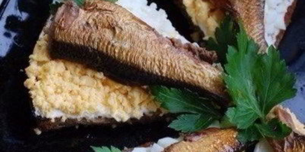 Рецепт чесночных гренков с яйцом и шпротами