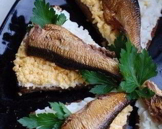 Чесночные гренки с яйцом и шпротами