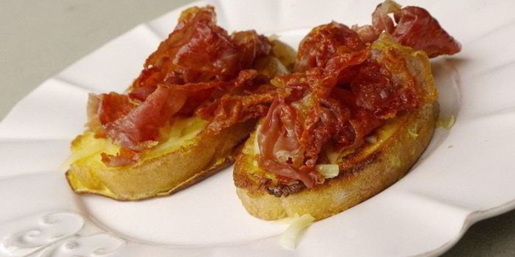 Рецепт французских гренков с прошутто и салатом из руколы