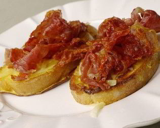 Французские гренки с прошутто и салатом из руколы