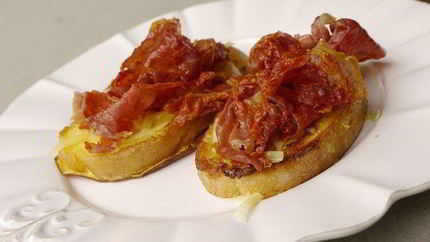 Французские гренки с прошутто и салатом из руколы