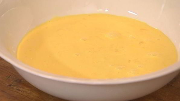 французские гренки с прошутто и салатом из руколы