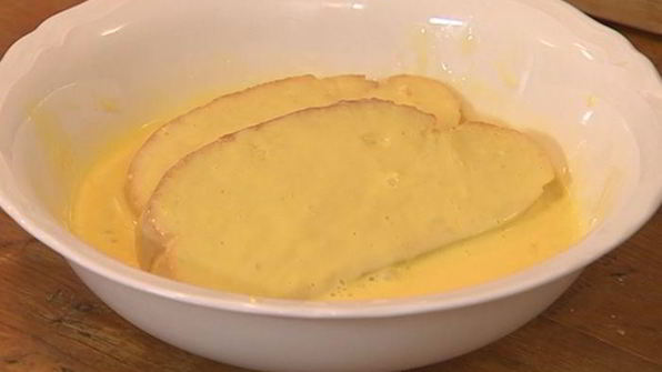 французские гренки с прошутто и салатом из руколы