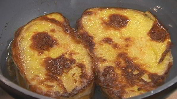 французские гренки с прошутто и салатом из руколы