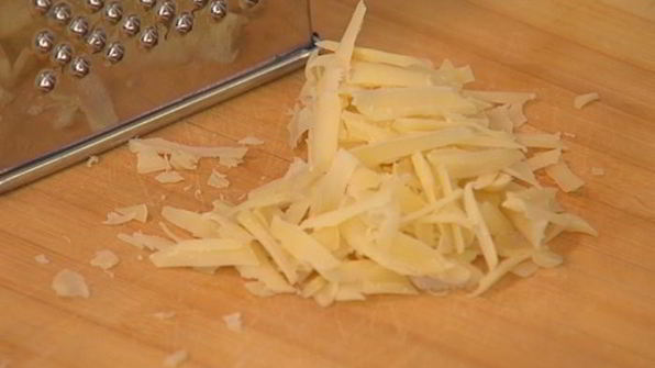 французские гренки с прошутто и салатом из руколы