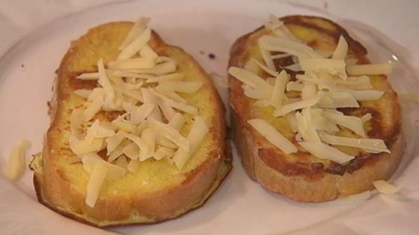 французские гренки с прошутто и салатом из руколы