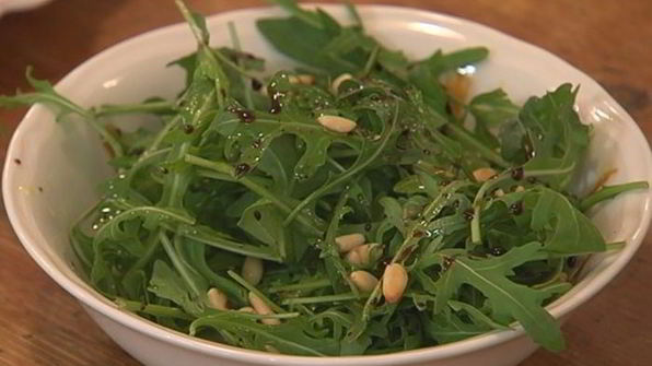 французские гренки с прошутто и салатом из руколы