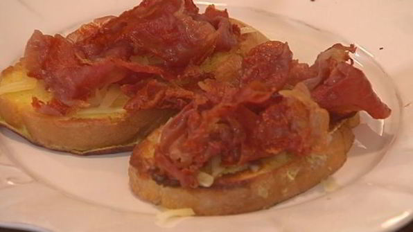 французские гренки с прошутто и салатом из руколы