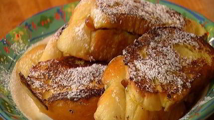 Французские гренки с сушеной вишней и курагой