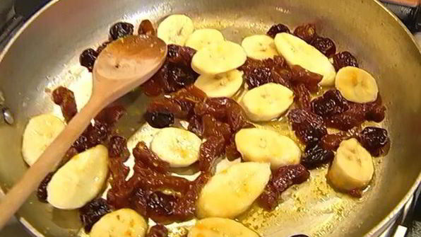 французские гренки с сушеной вишней и курагой