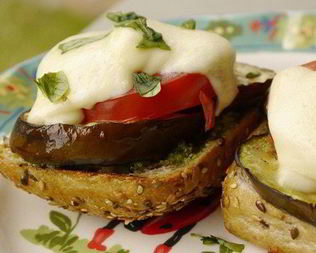 Гренки с баклажанами и моцареллой