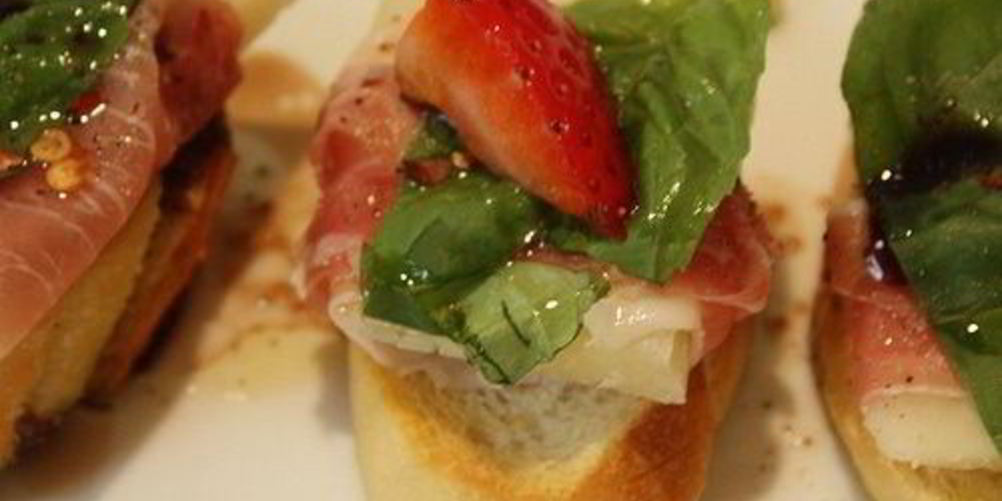 Рецепт гренков с хамоном и клубникой