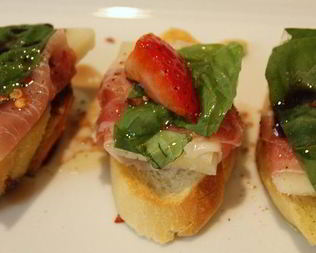 Гренки с хамоном и клубникой