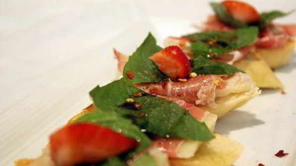 гренки с хамоном и клубникой