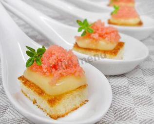 Гренки с красной икрой мойвы