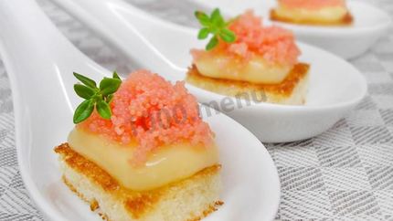 Гренки с красной икрой мойвы