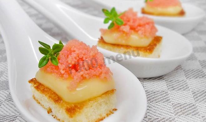 Гренки с красной икрой мойвы