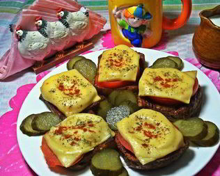 Гренки с овощами под сыром