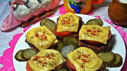 Гренки с овощами под сыром