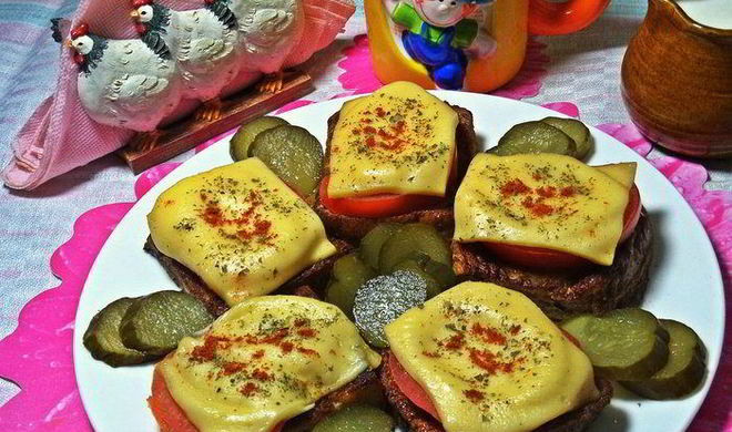 Гренки с овощами под сыром