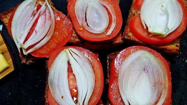 гренки с овощами под сыром