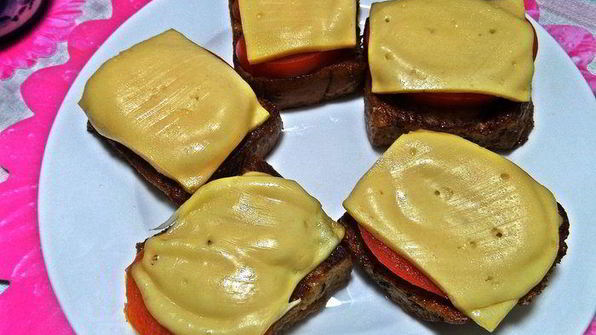 гренки с овощами под сыром