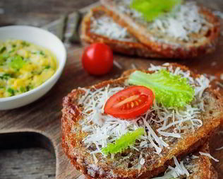 Гренки с помидорами и сыром к завтраку