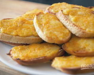 Гренки с сыром и яйцом в духовке