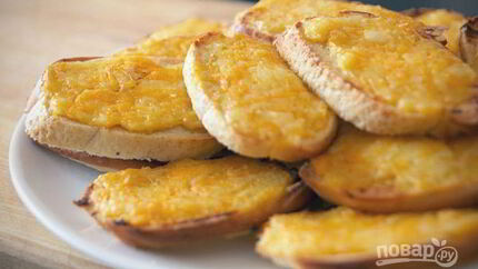 Гренки с сыром и яйцом в духовке