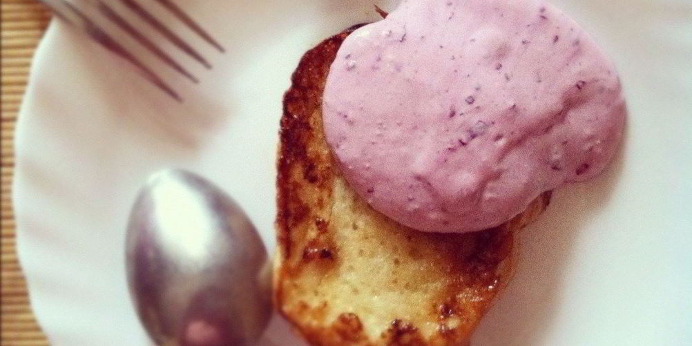 Рецепт гренков с творожно-ягодным соусом