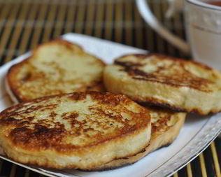 Гренки с яйцом на сковороде