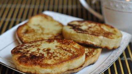 Гренки с яйцом на сковороде