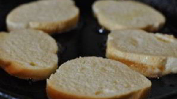 гренки с яйцом на сковороде