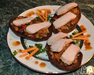 Гренки со свининой и овощами