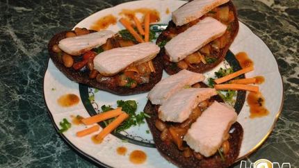 Гренки со свининой и овощами