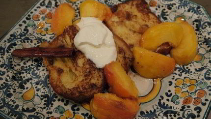 Сладкие гренки с томлеными персиками