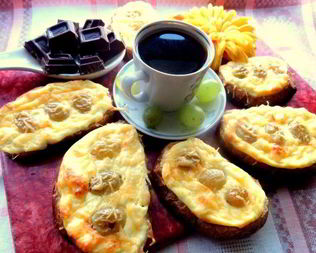 Запеченные гренки с творогом и виноградом