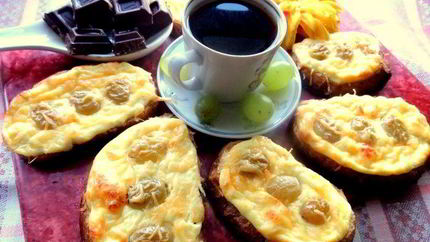 Запеченные гренки с творогом и виноградом