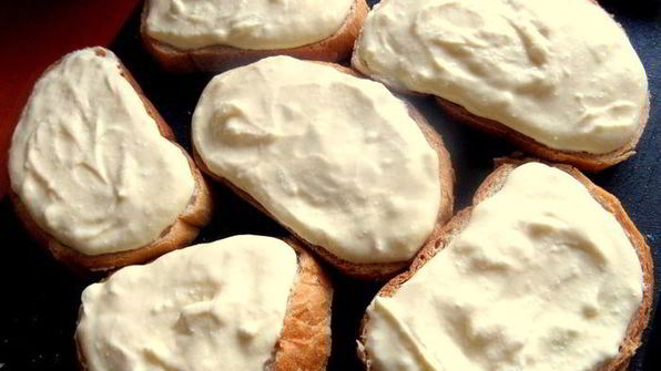 запеченные гренки с творогом и виноградом