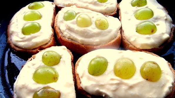 запеченные гренки с творогом и виноградом