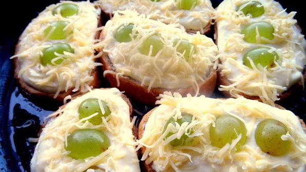 запеченные гренки с творогом и виноградом