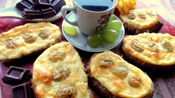 запеченные гренки с творогом и виноградом