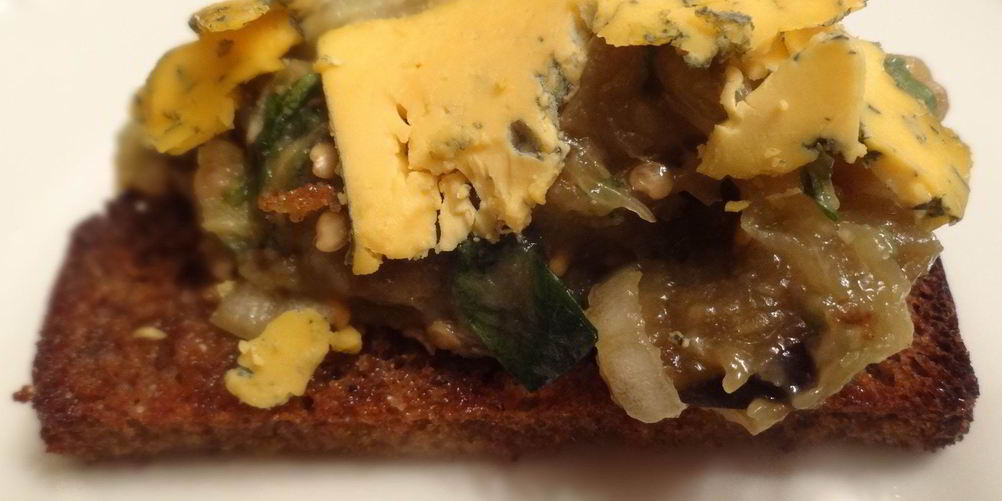 Рецепт средиземноморской баклажанной икры с сыром на тостах из черного хлеба