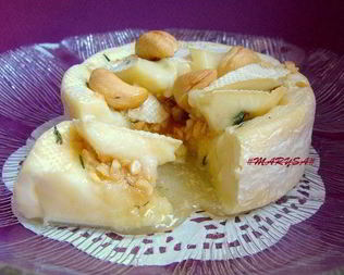 Камамбер, запеченный с медом, тимьяном и кешью