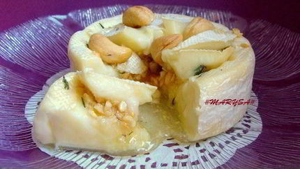 Камамбер, запеченный с медом, тимьяном и кешью