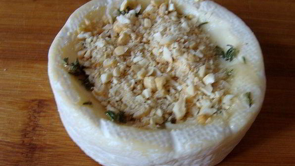 камамбер, запеченный с медом, тимьяном и кешью