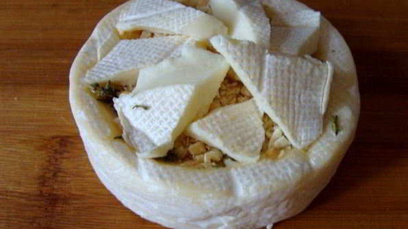 камамбер, запеченный с медом, тимьяном и кешью