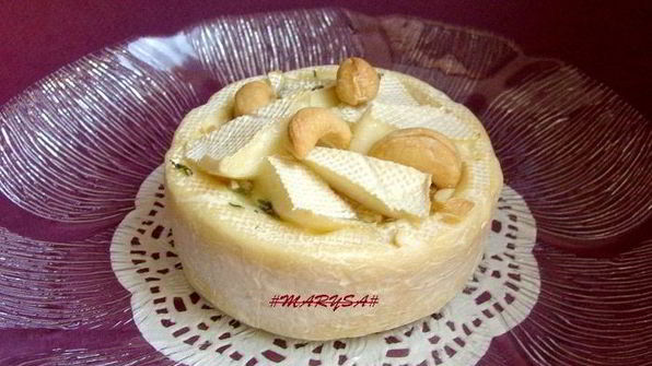 камамбер, запеченный с медом, тимьяном и кешью