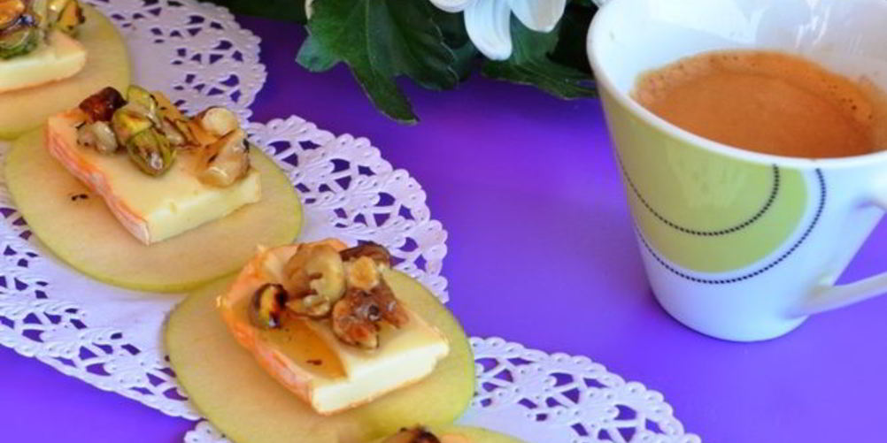 Рецепт канапе француженка из яблок, сыра и орехов
