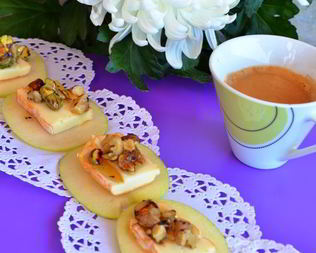 Канапе Француженка из яблок, сыра и орехов